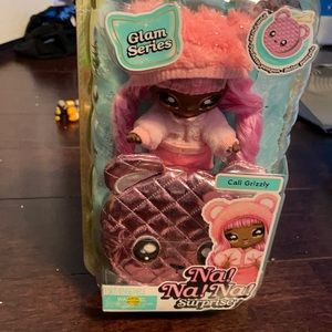 Cali Grizzly na na na surprise doll